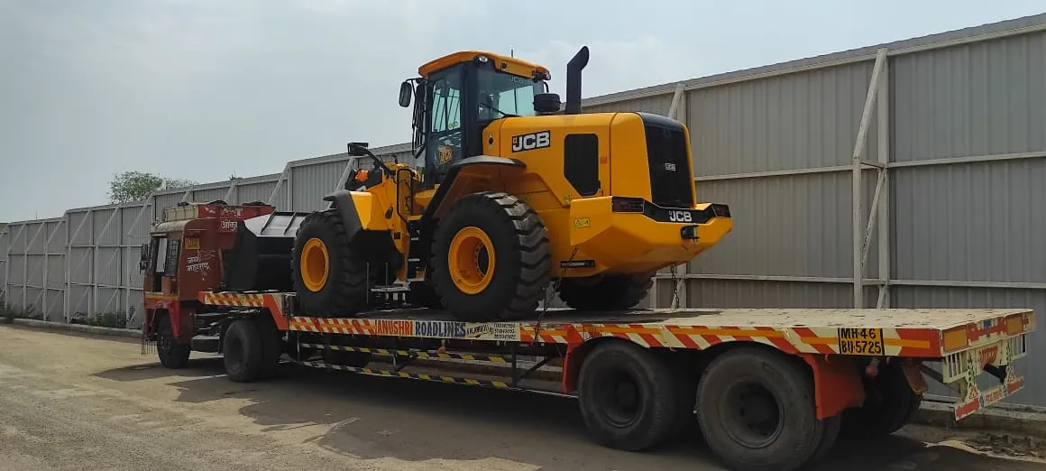 Wheel loader transported on a low-bed trailer