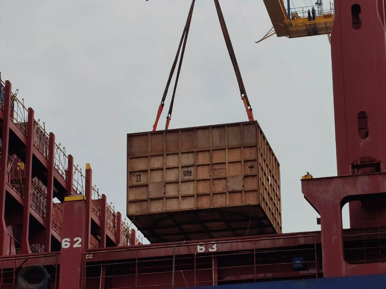 Heavy cargo lifted at port